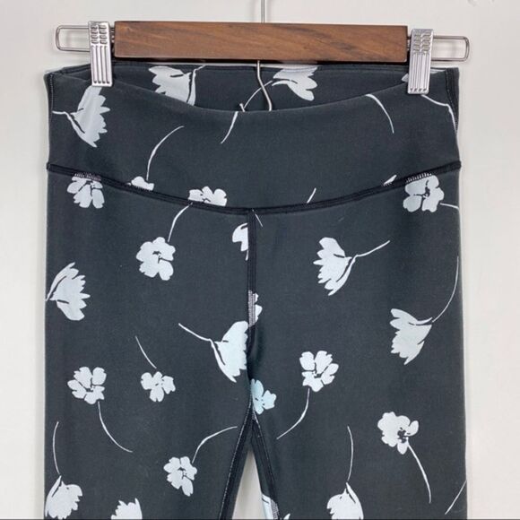 Fabletics Floral Capri Grey White Leggings XS - Picture 12 of 12